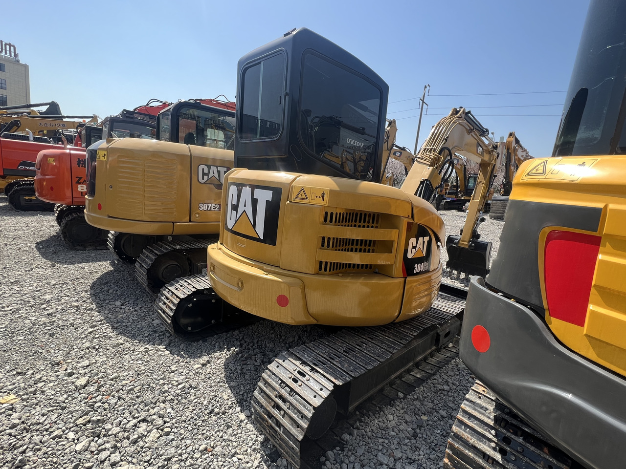 CATERPILLAR 304CR - Minikotró: 1 kép. CATERPILLAR 304CR - Minikotró: 1 kép.