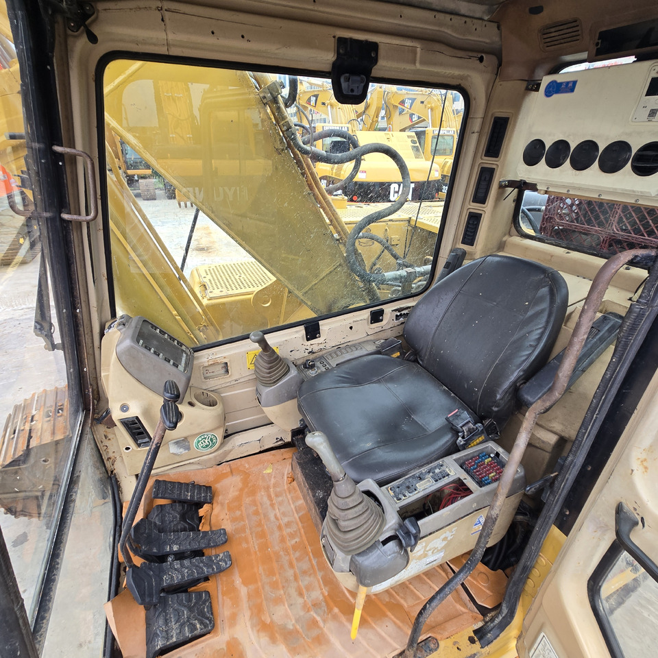 Lánctalpas kotró CATERPILLAR 320B: 7 kép.