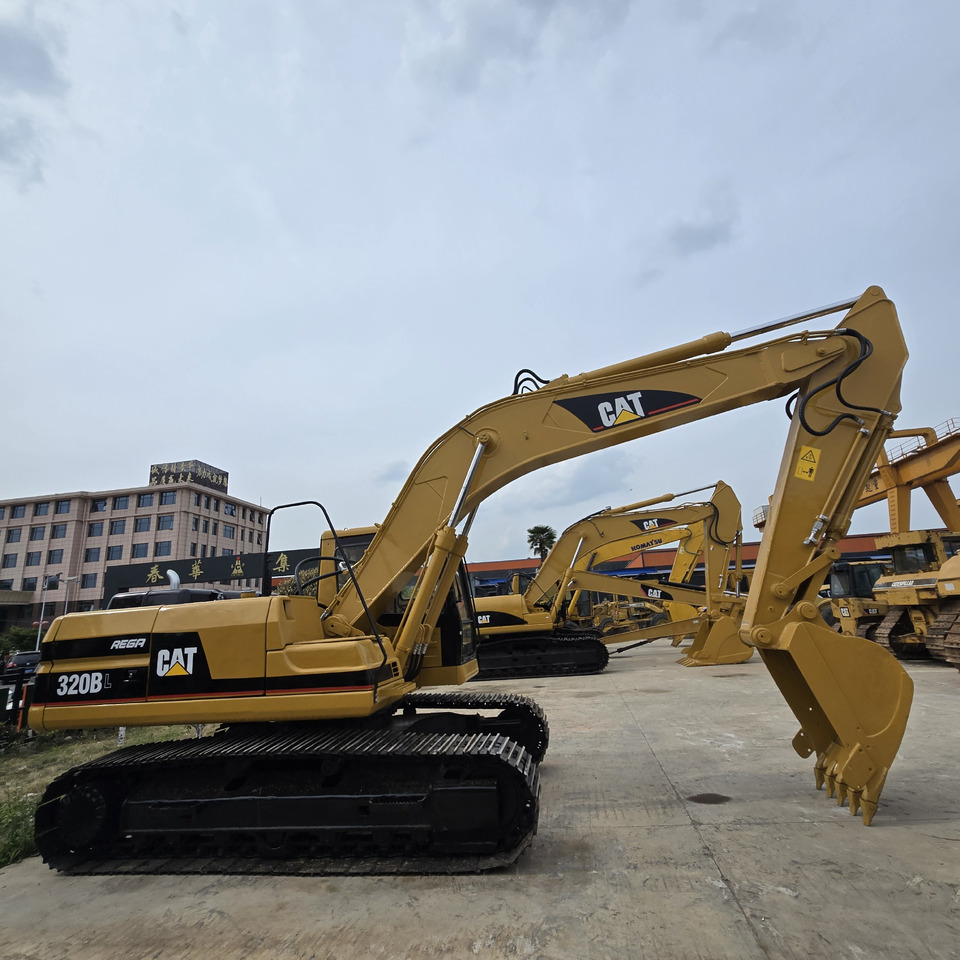 CATERPILLAR 320BL - Lánctalpas kotró: 1 kép. CATERPILLAR 320BL - Lánctalpas kotró: 1 kép.