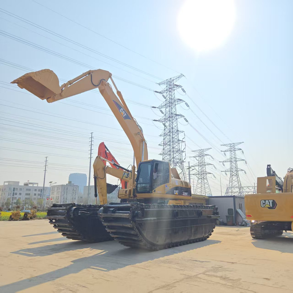 CATERPILLAR 320C - Kétéltű kotrógép: 1 kép. CATERPILLAR 320C - Kétéltű kotrógép: 1 kép.