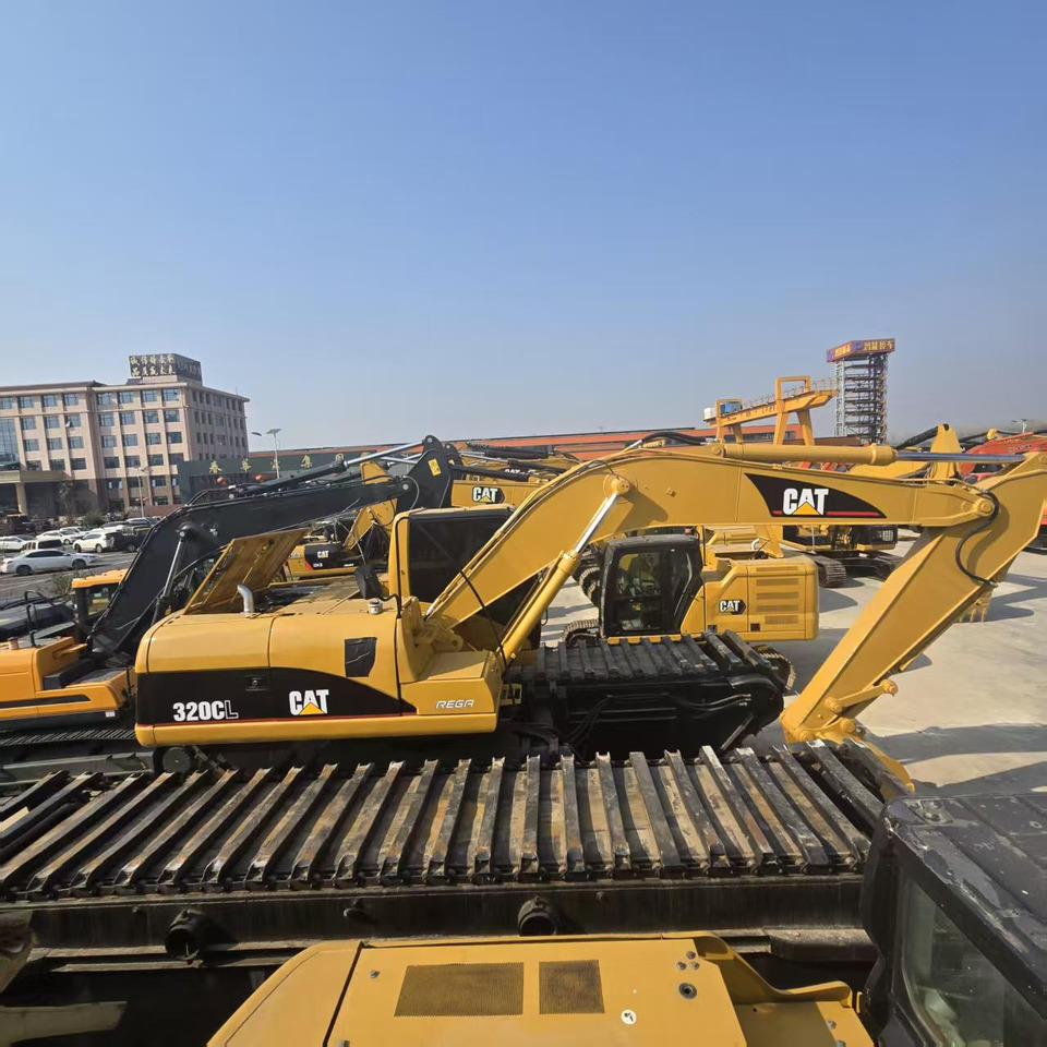CATERPILLAR 320C - Kétéltű kotrógép: 4 kép. CATERPILLAR 320C - Kétéltű kotrógép: 4 kép.