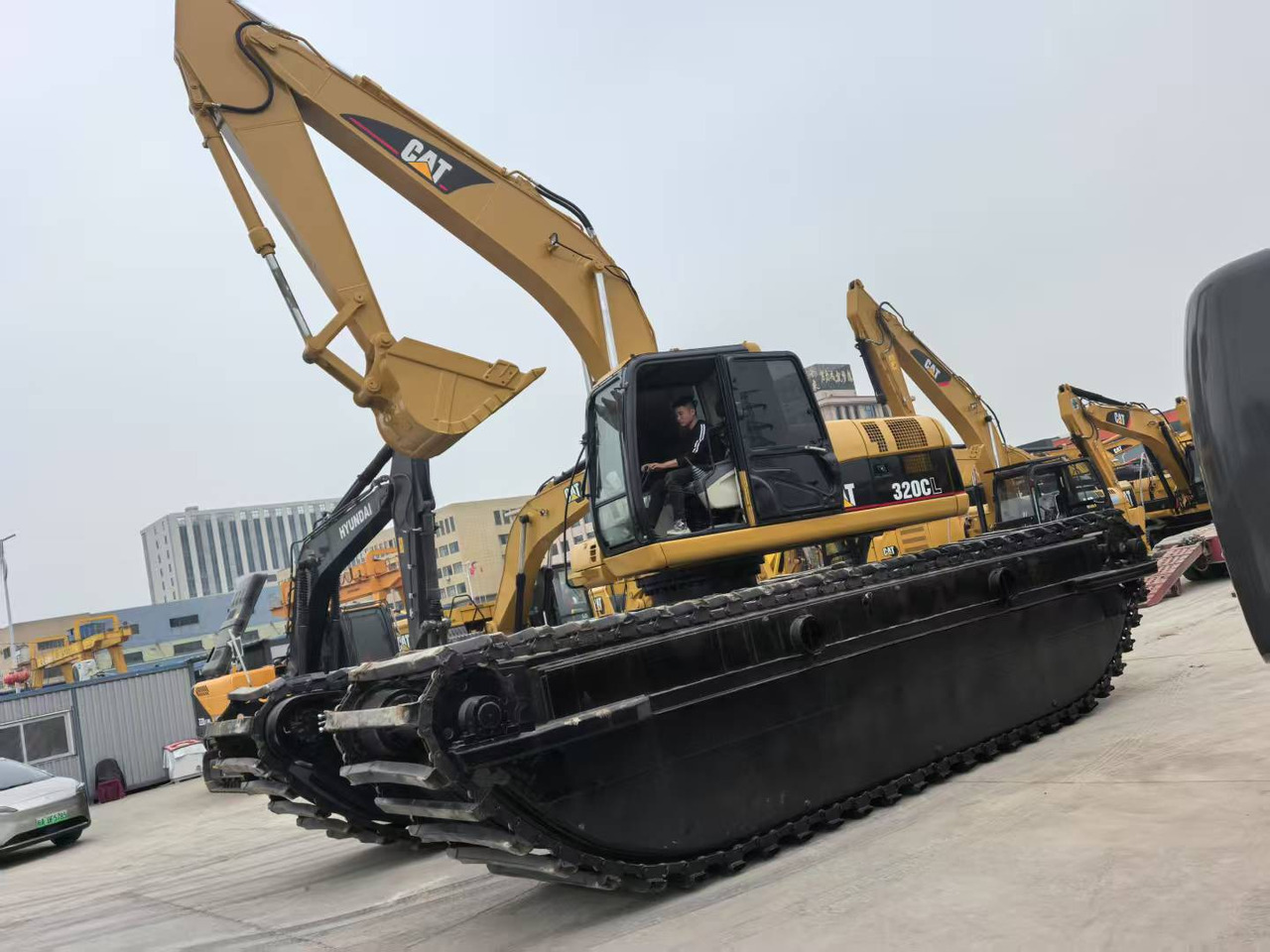 CATERPILLAR 320C boat excavator - Kétéltű kotrógép: 1 kép. CATERPILLAR 320C boat excavator - Kétéltű kotrógép: 1 kép.