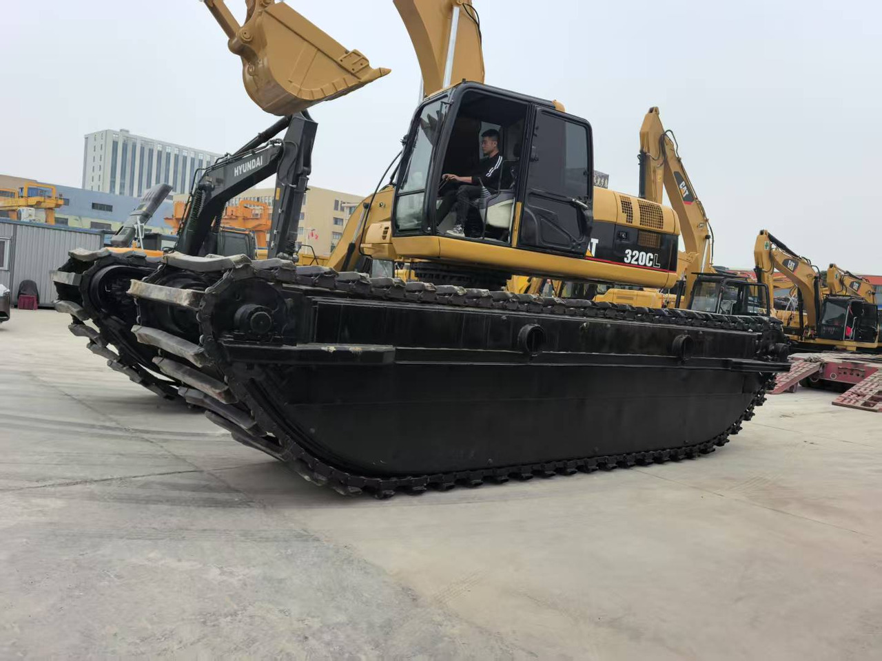 CATERPILLAR 320C boat excavator - Kétéltű kotrógép: 2 kép. CATERPILLAR 320C boat excavator - Kétéltű kotrógép: 2 kép.