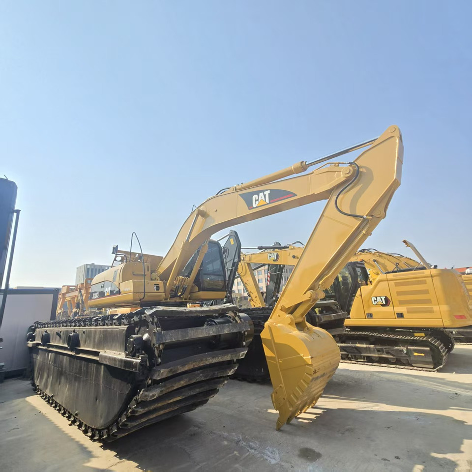 CATERPILLAR 320DL - Kétéltű kotrógép: 3 kép. CATERPILLAR 320DL - Kétéltű kotrógép: 3 kép.