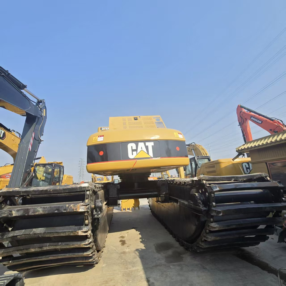 CATERPILLAR 320DL - Kétéltű kotrógép: 5 kép. CATERPILLAR 320DL - Kétéltű kotrógép: 5 kép.