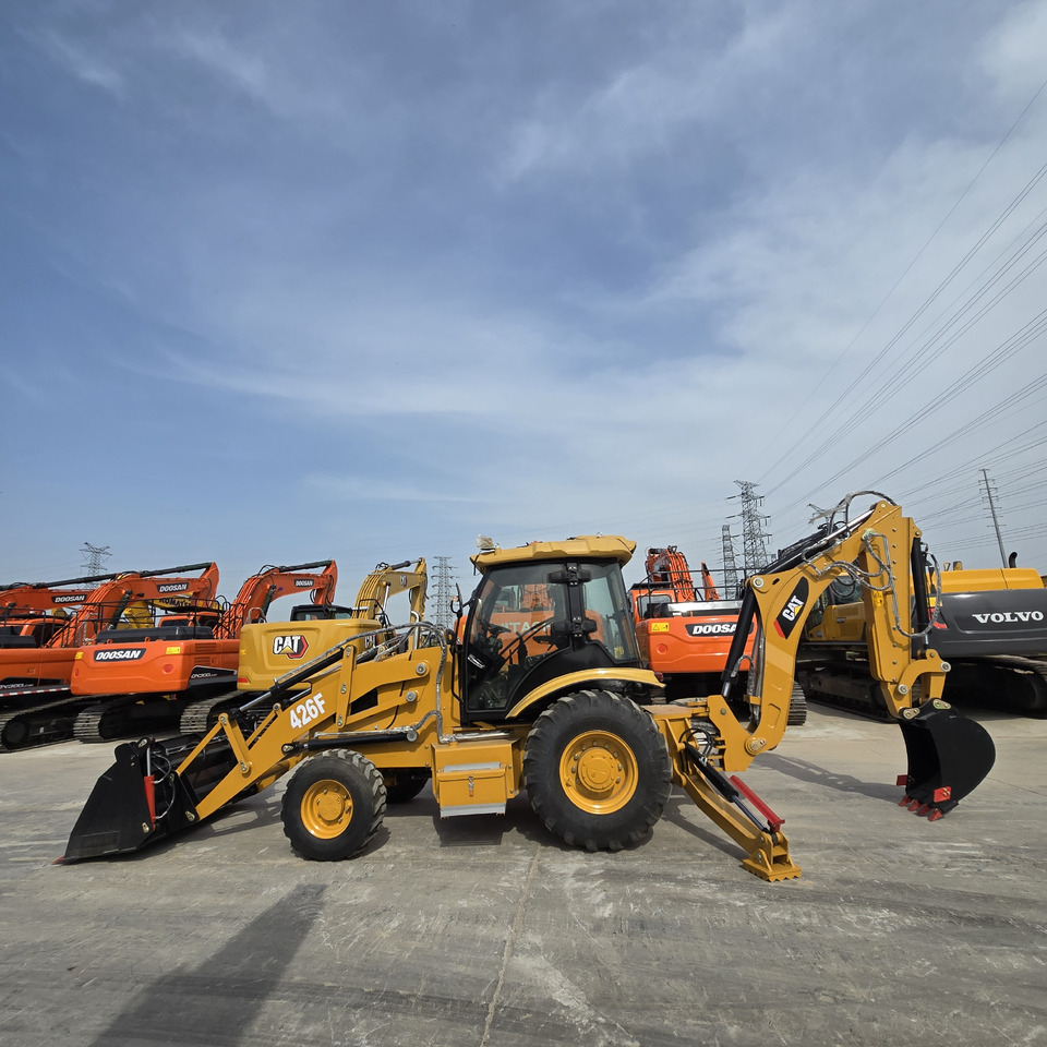 CATERPILLAR 426F - Kotrórakodó: 1 kép. CATERPILLAR 426F - Kotrórakodó: 1 kép.