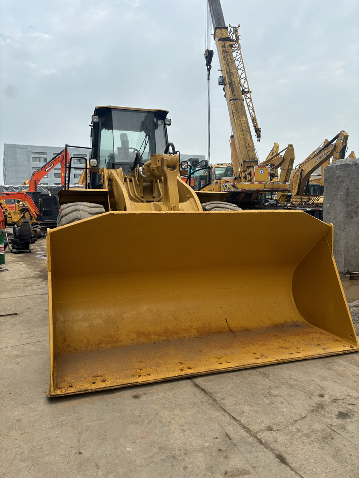 CATERPILLAR 966G - Gumikerekes homlokrakodó: 5 kép. CATERPILLAR 966G - Gumikerekes homlokrakodó: 5 kép.