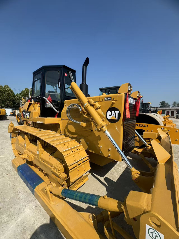 CATERPILLAR D6G - Buldózer: 2 kép. CATERPILLAR D6G - Buldózer: 2 kép.