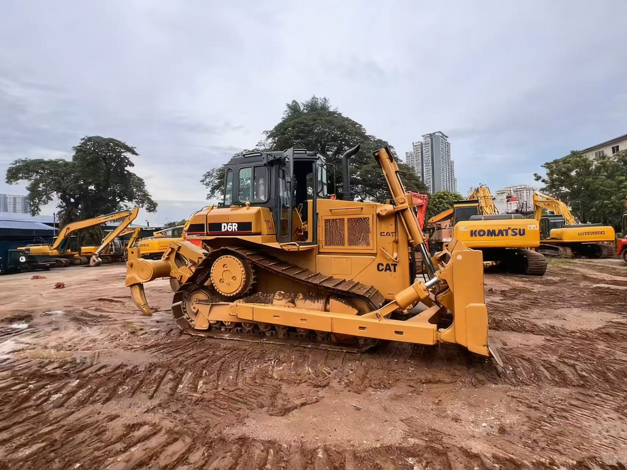 CATERPILLAR D6R - Buldózer: 2 kép. CATERPILLAR D6R - Buldózer: 2 kép.