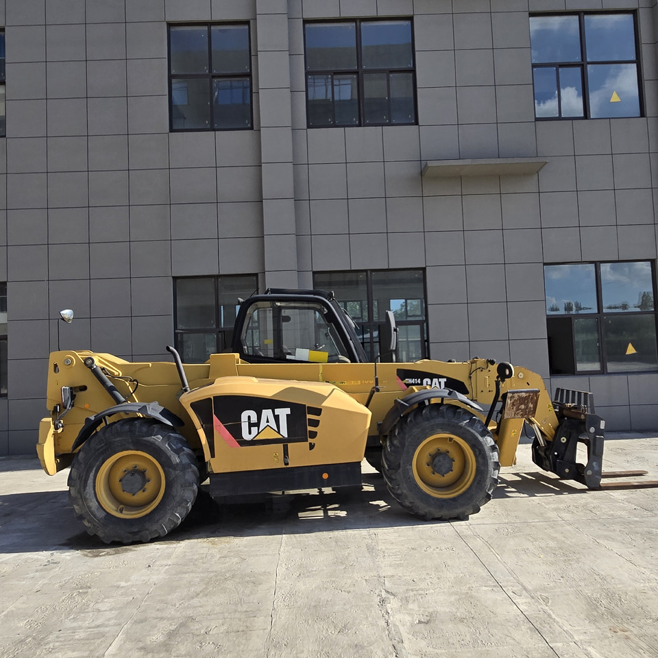 CATERPILLAR TH414 - Teleszkópos emelő: 2 kép. CATERPILLAR TH414 - Teleszkópos emelő: 2 kép.