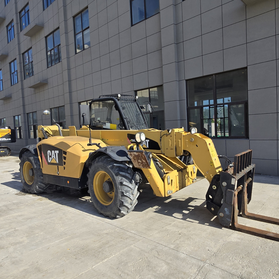 CATERPILLAR TH414 - Teleszkópos emelő: 3 kép. CATERPILLAR TH414 - Teleszkópos emelő: 3 kép.