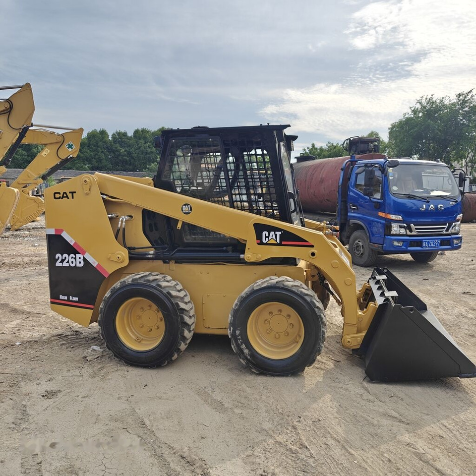 Caterpillar 226B - Mini homlokrakodó: 4 kép. Caterpillar 226B - Mini homlokrakodó: 4 kép.
