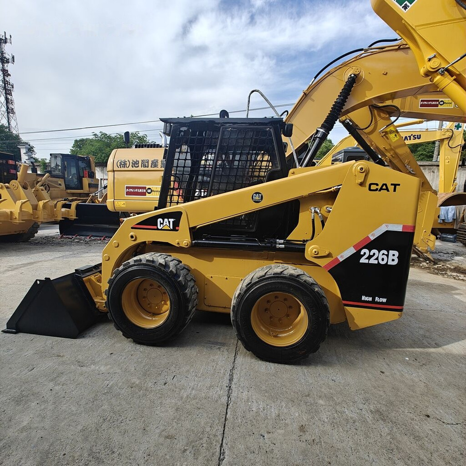 Caterpillar 226B - Mini homlokrakodó: 1 kép. Caterpillar 226B - Mini homlokrakodó: 1 kép.