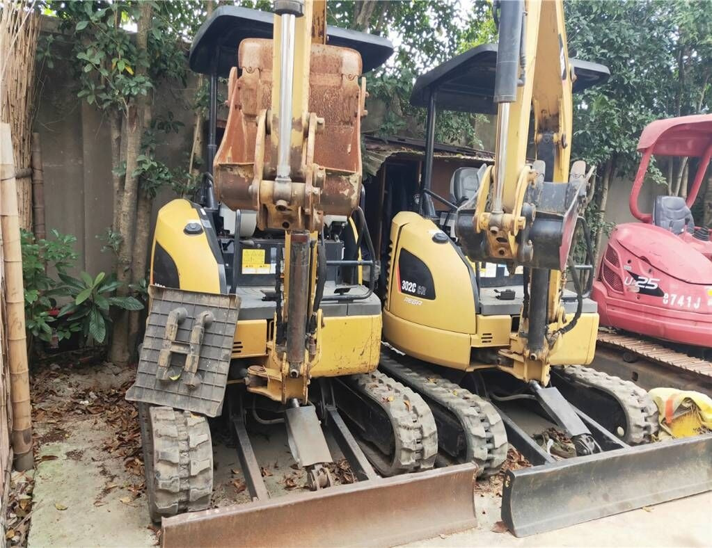 Caterpillar 302C - Minikotró: 2 kép. Caterpillar 302C - Minikotró: 2 kép.