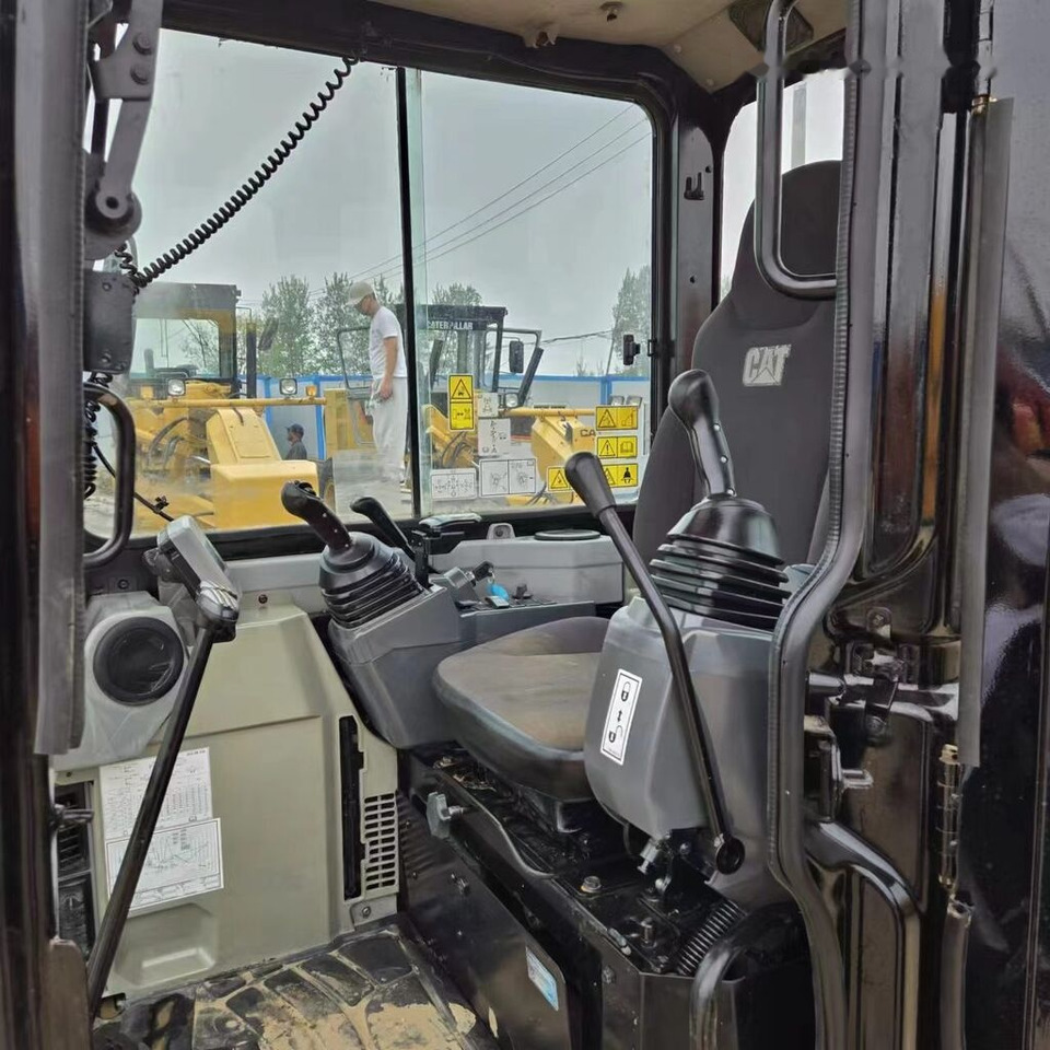 Caterpillar 303.5E2 - Minikotró: 2 kép. Caterpillar 303.5E2 - Minikotró: 2 kép.