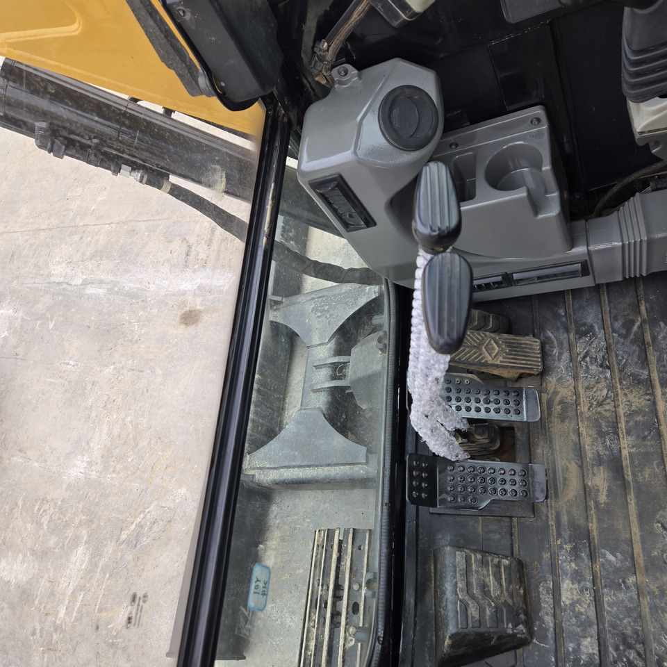 Caterpillar 305.5E2 - Minikotró: 2 kép. Caterpillar 305.5E2 - Minikotró: 2 kép.