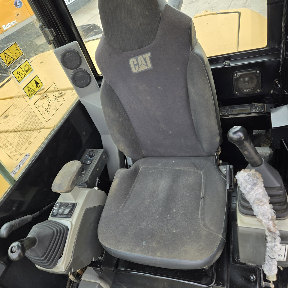 Caterpillar 305.5E2 - Minikotró: 3 kép. Caterpillar 305.5E2 - Minikotró: 3 kép.