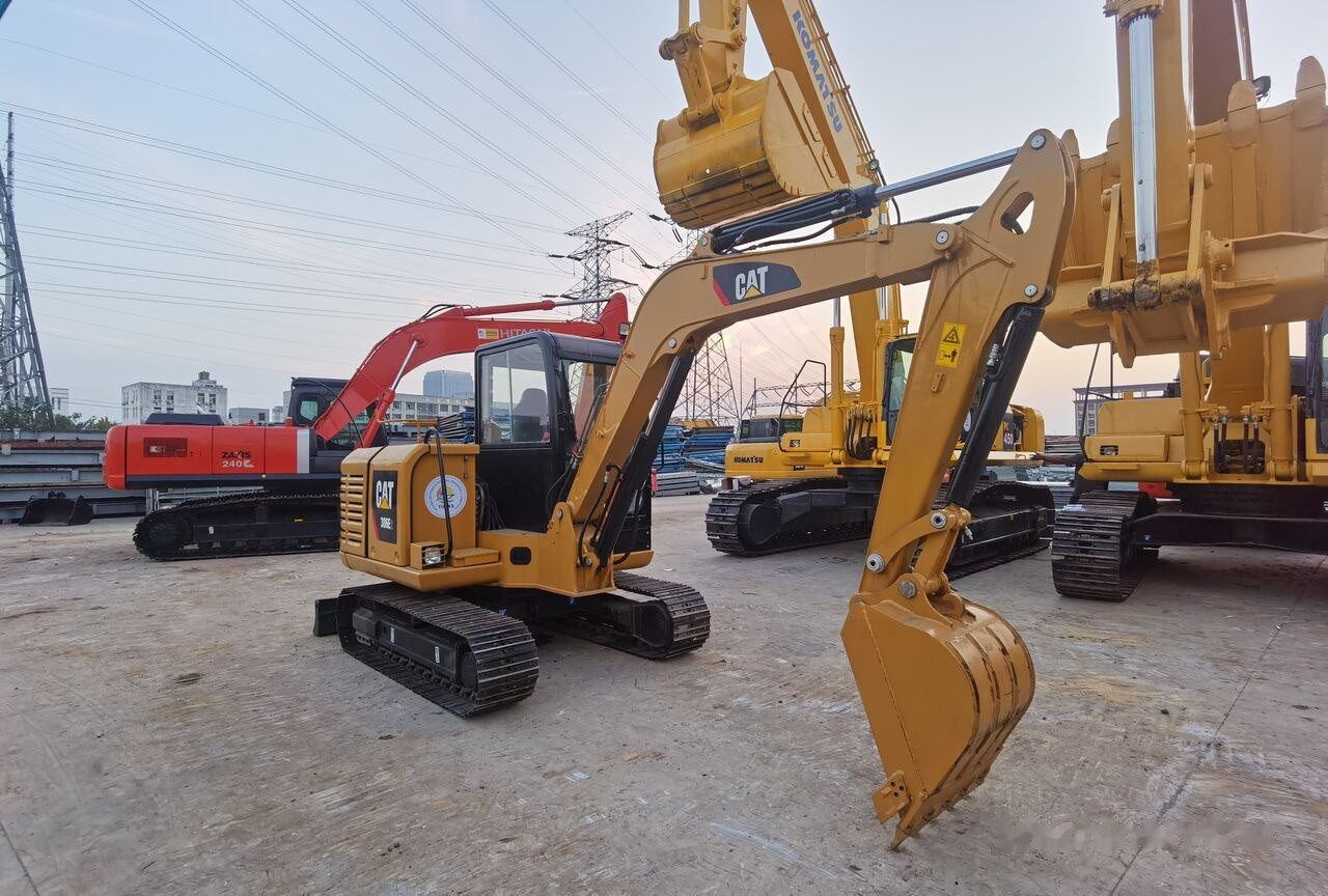Caterpillar 306E2 - Minikotró: 4 kép. Caterpillar 306E2 - Minikotró: 4 kép.