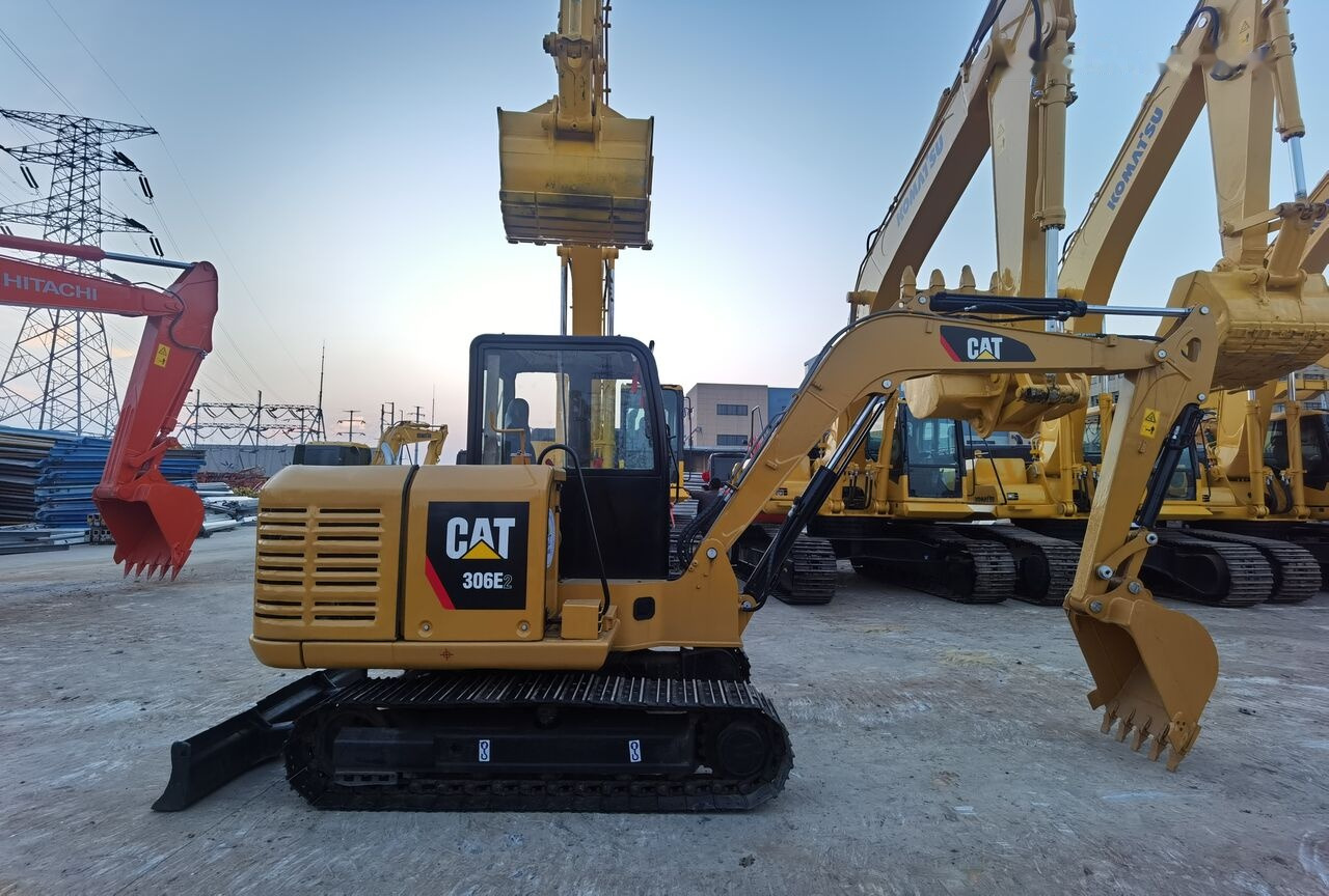 Caterpillar 306E2 - Minikotró: 5 kép. Caterpillar 306E2 - Minikotró: 5 kép.