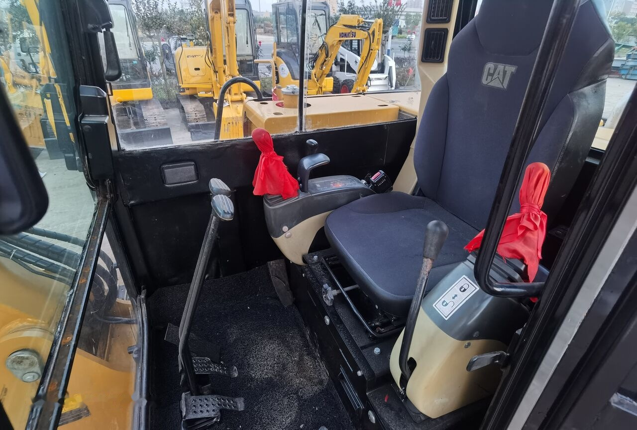 Caterpillar 306E2 - Minikotró: 2 kép. Caterpillar 306E2 - Minikotró: 2 kép.