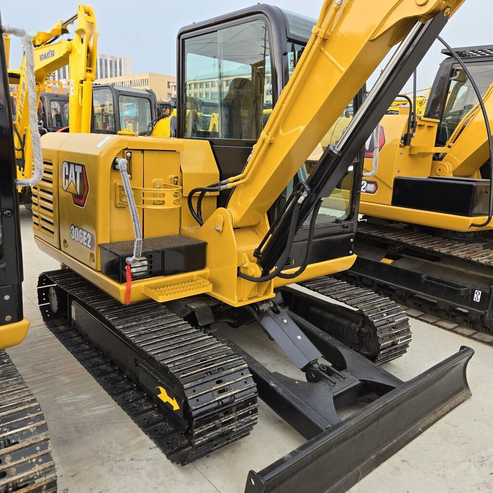 Caterpillar 306E2 - Minikotró: 2 kép. Caterpillar 306E2 - Minikotró: 2 kép.