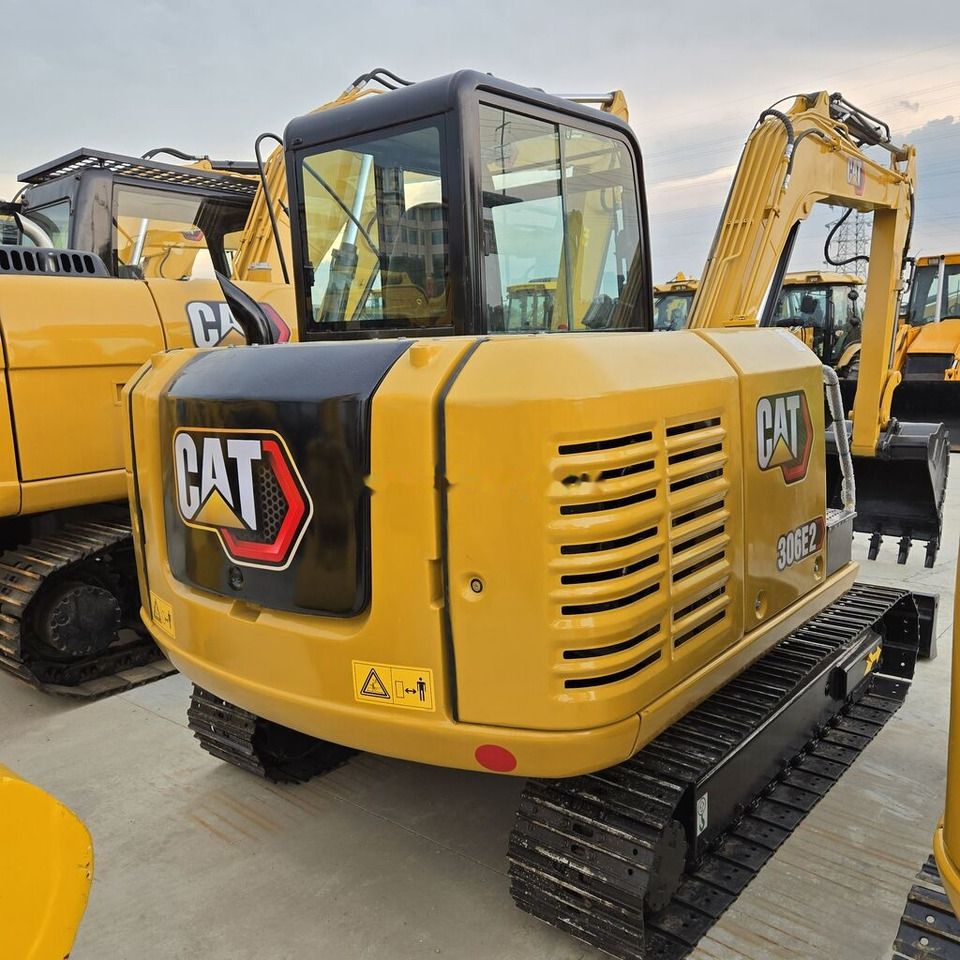 Caterpillar 306E2 - Minikotró: 3 kép. Caterpillar 306E2 - Minikotró: 3 kép.