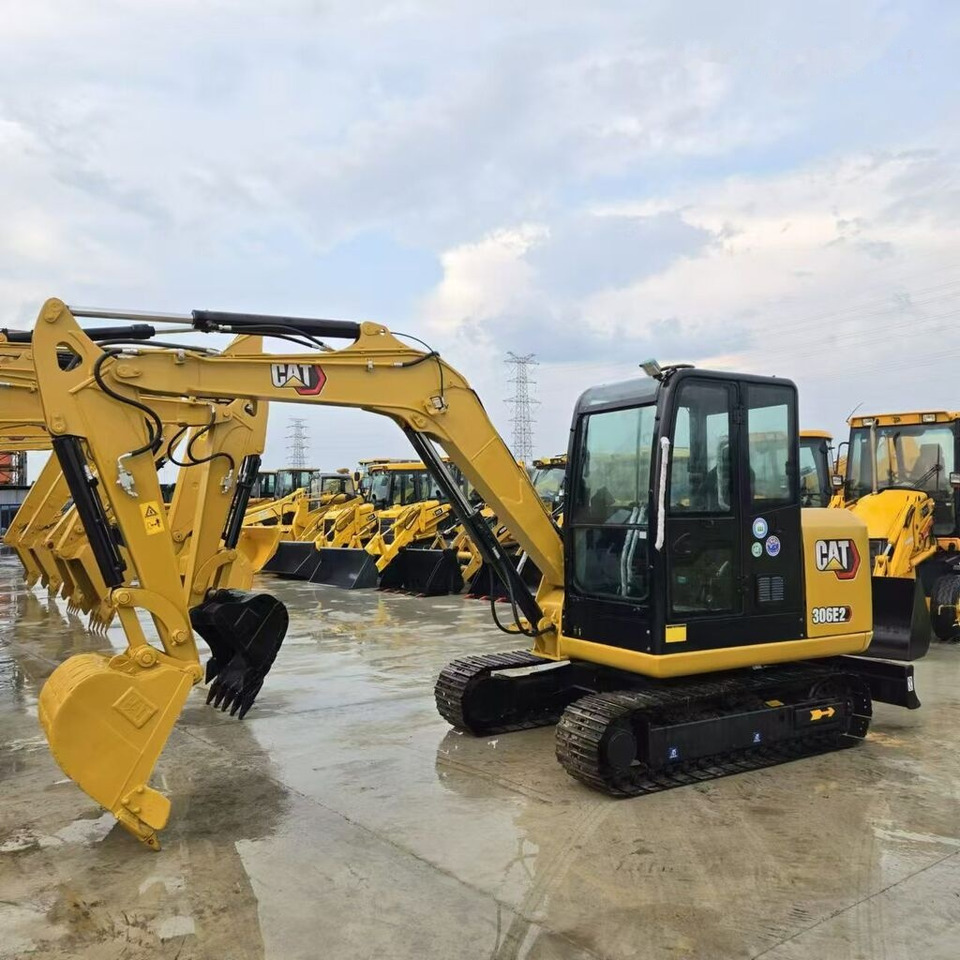 Caterpillar 306E2 - Minikotró: 5 kép. Caterpillar 306E2 - Minikotró: 5 kép.