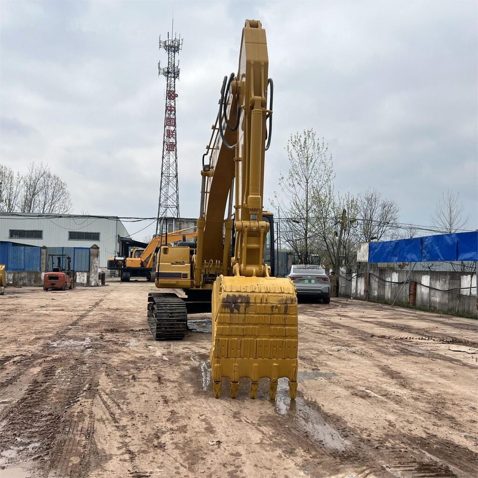 Caterpillar 320BL - Lánctalpas kotró: 3 kép. Caterpillar 320BL - Lánctalpas kotró: 3 kép.