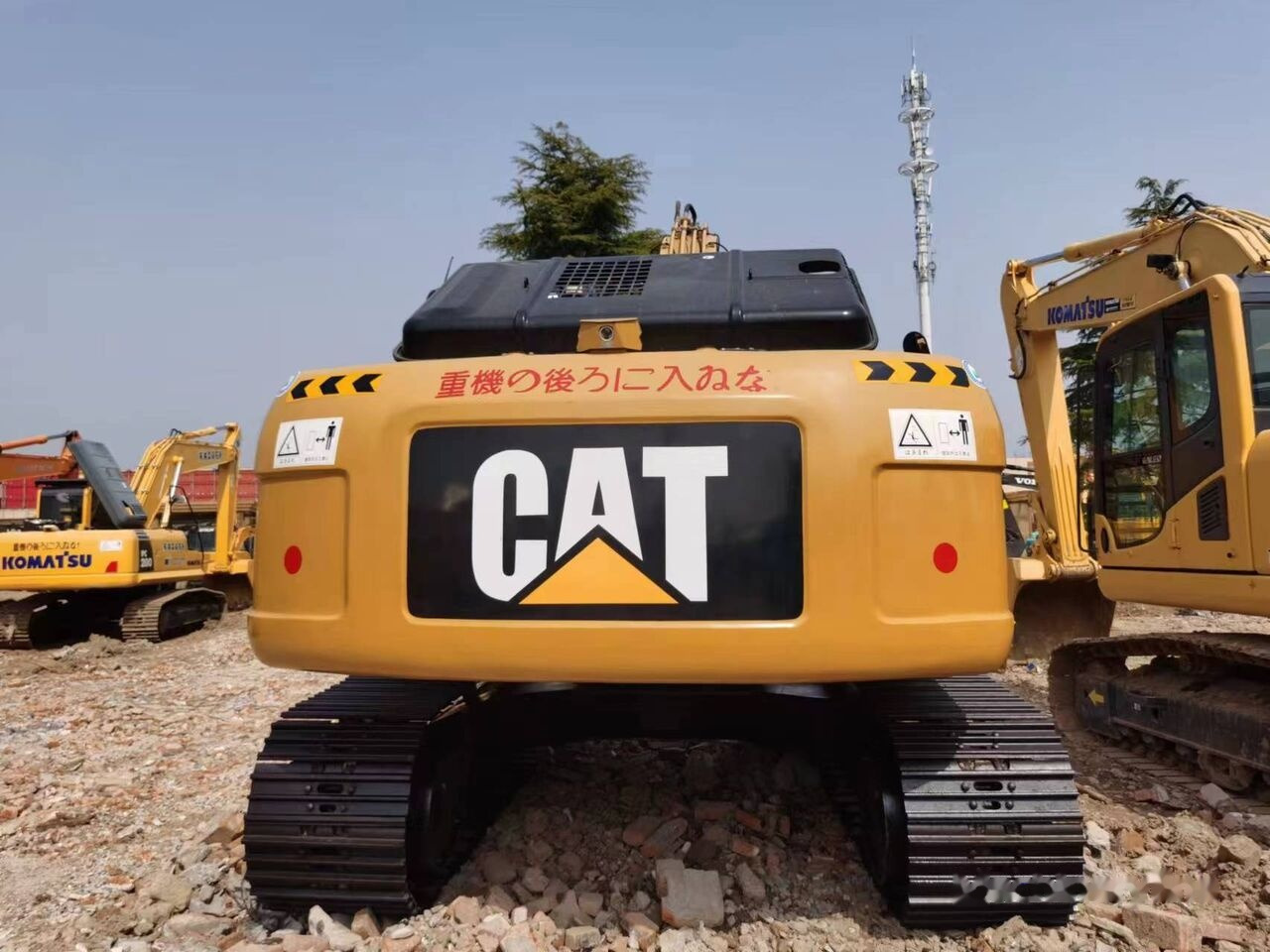 Caterpillar 320D - Lánctalpas kotró: 5 kép. Caterpillar 320D - Lánctalpas kotró: 5 kép.