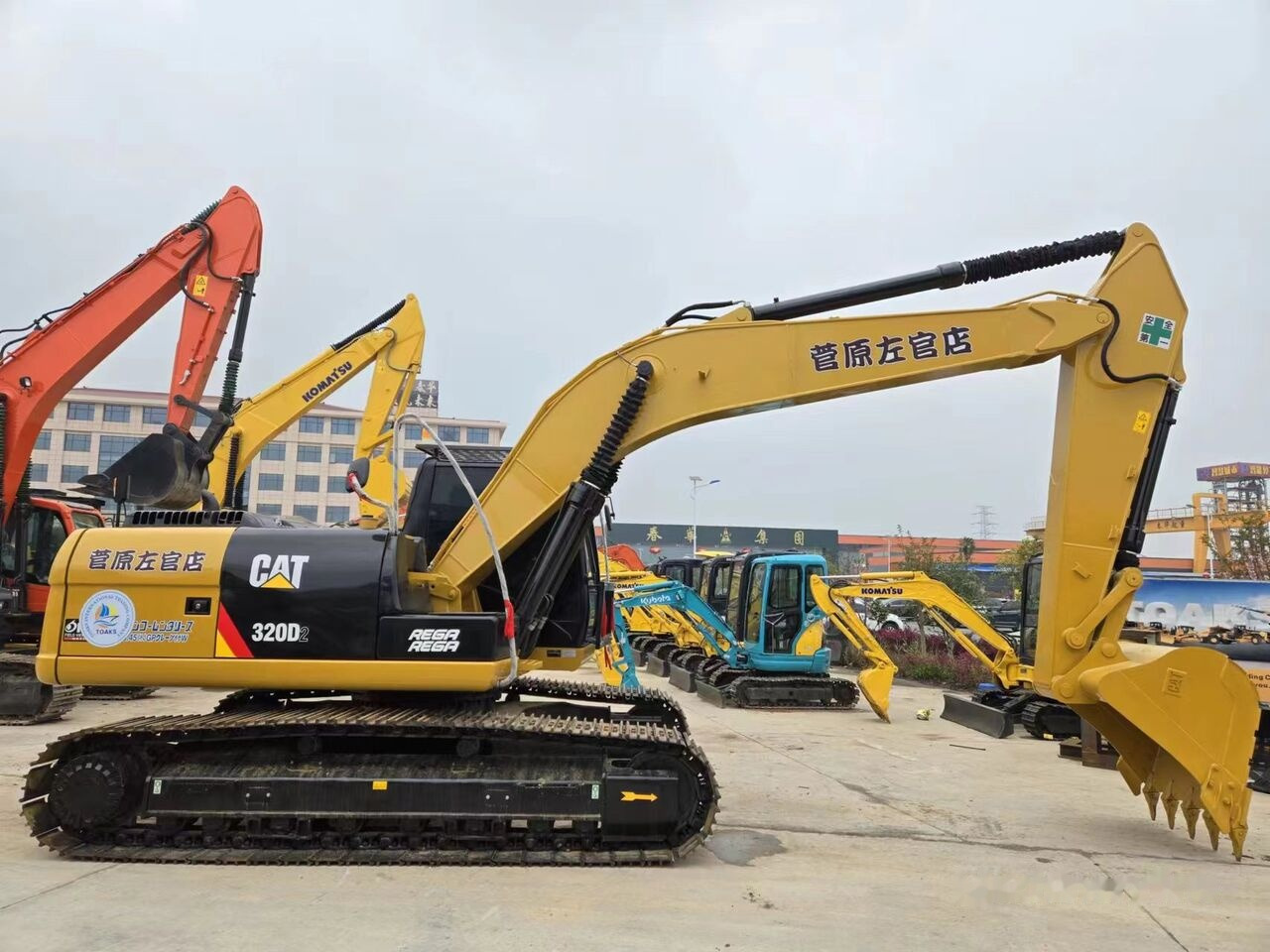 Caterpillar 320D2 - Lánctalpas kotró: 5 kép. Caterpillar 320D2 - Lánctalpas kotró: 5 kép.