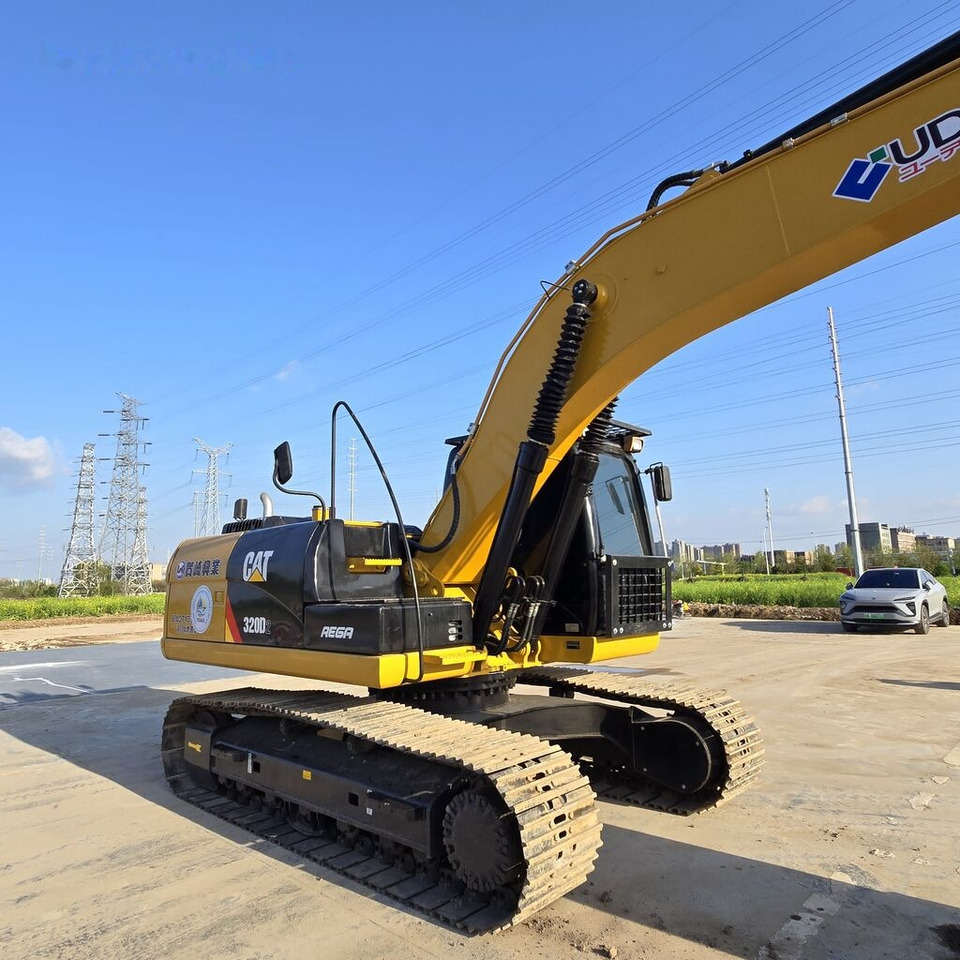 Caterpillar 320D2 - Lánctalpas kotró: 2 kép. Caterpillar 320D2 - Lánctalpas kotró: 2 kép.
