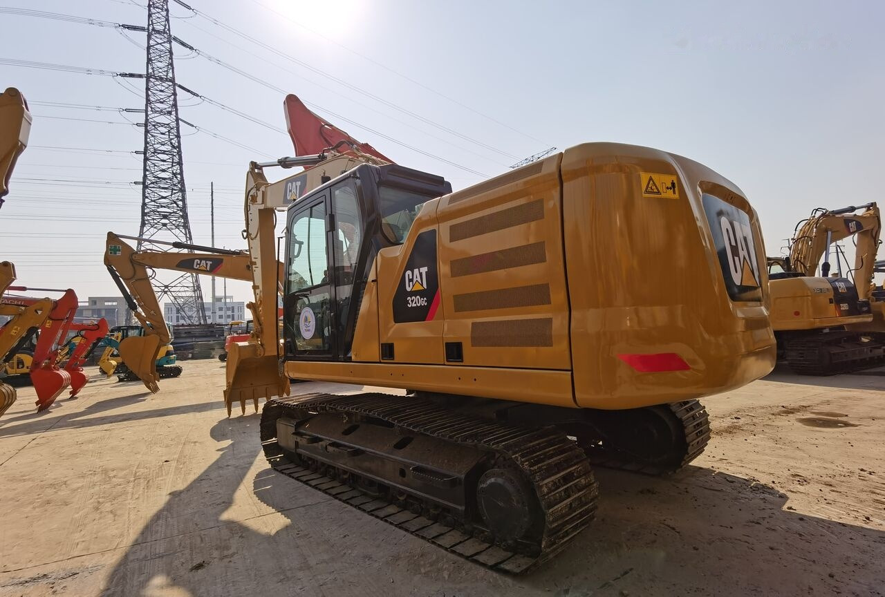 Caterpillar 320GC - Lánctalpas kotró: 2 kép. Caterpillar 320GC - Lánctalpas kotró: 2 kép.