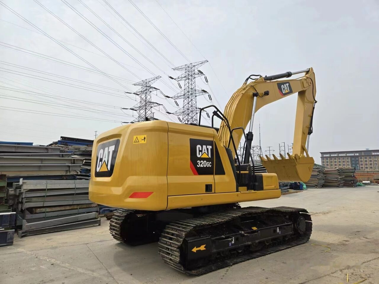 Caterpillar 320GC - Lánctalpas kotró: 1 kép. Caterpillar 320GC - Lánctalpas kotró: 1 kép.