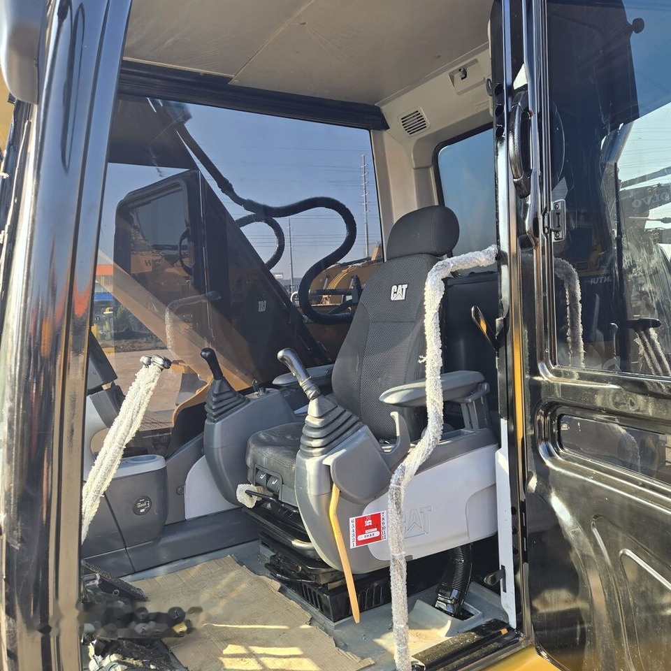 Caterpillar 323DL - Lánctalpas kotró: 4 kép. Caterpillar 323DL - Lánctalpas kotró: 4 kép.