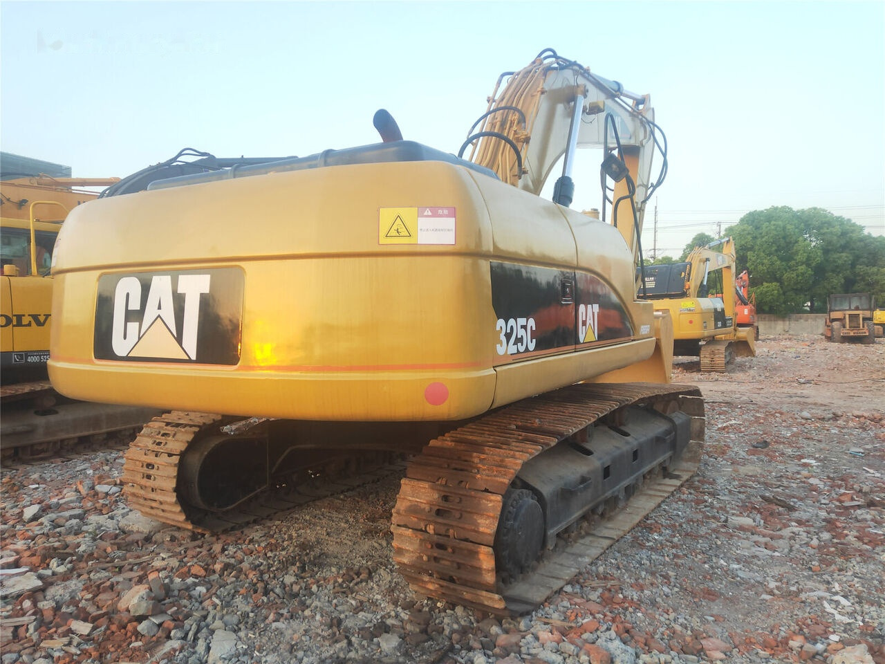 Caterpillar 325C - Lánctalpas kotró: 2 kép. Caterpillar 325C - Lánctalpas kotró: 2 kép.