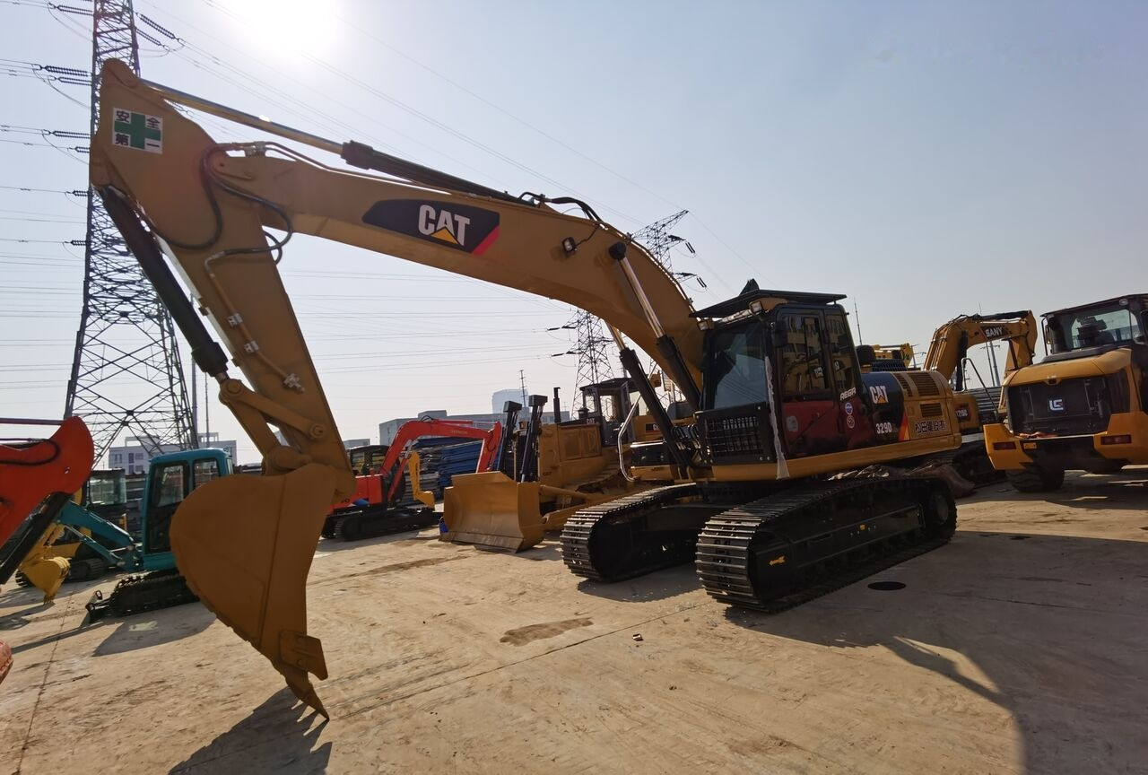 Caterpillar 329D2L - Lánctalpas kotró: 1 kép. Caterpillar 329D2L - Lánctalpas kotró: 1 kép.
