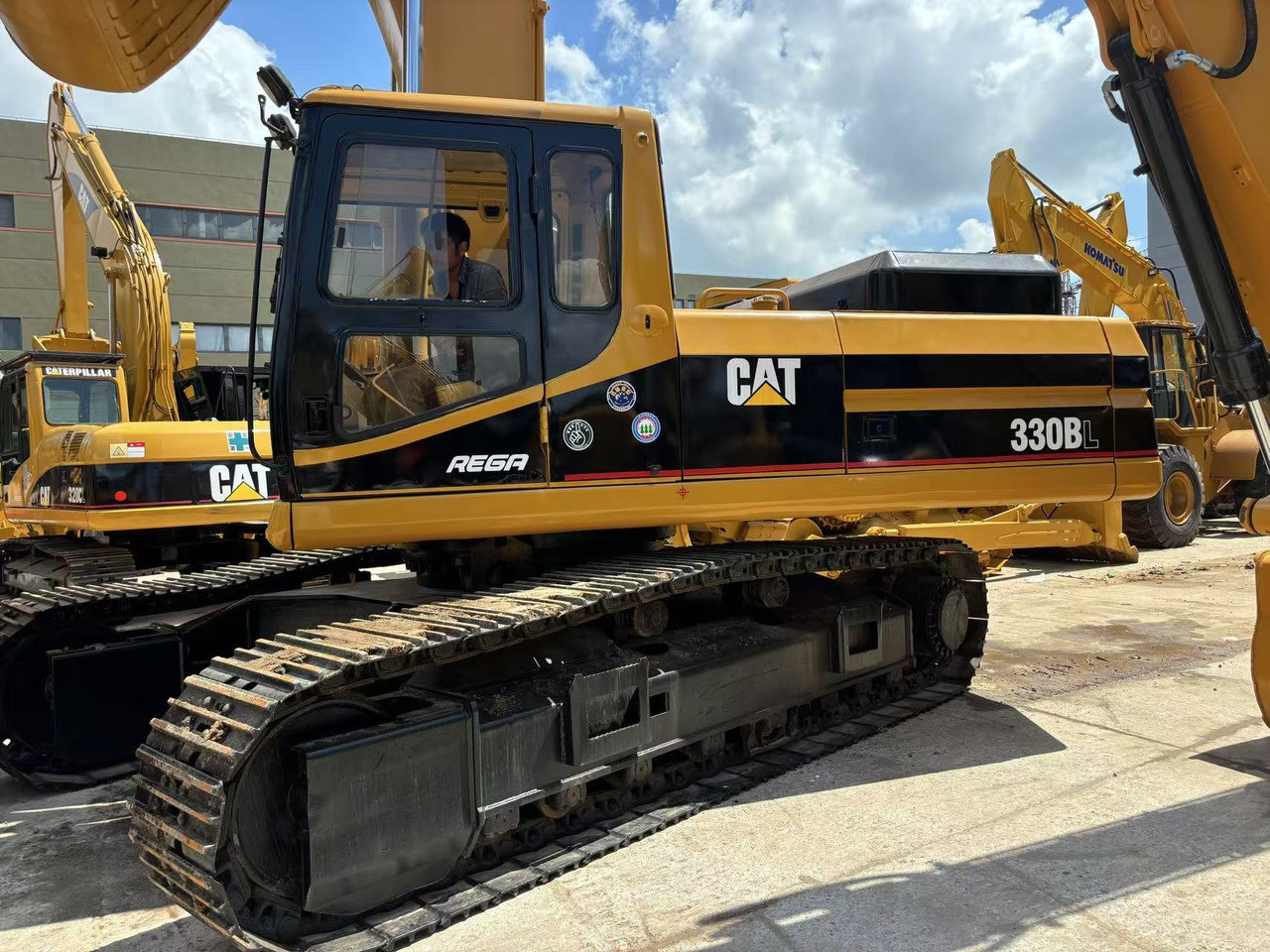 Caterpillar 330BL - Lánctalpas kotró: 3 kép. Caterpillar 330BL - Lánctalpas kotró: 3 kép.