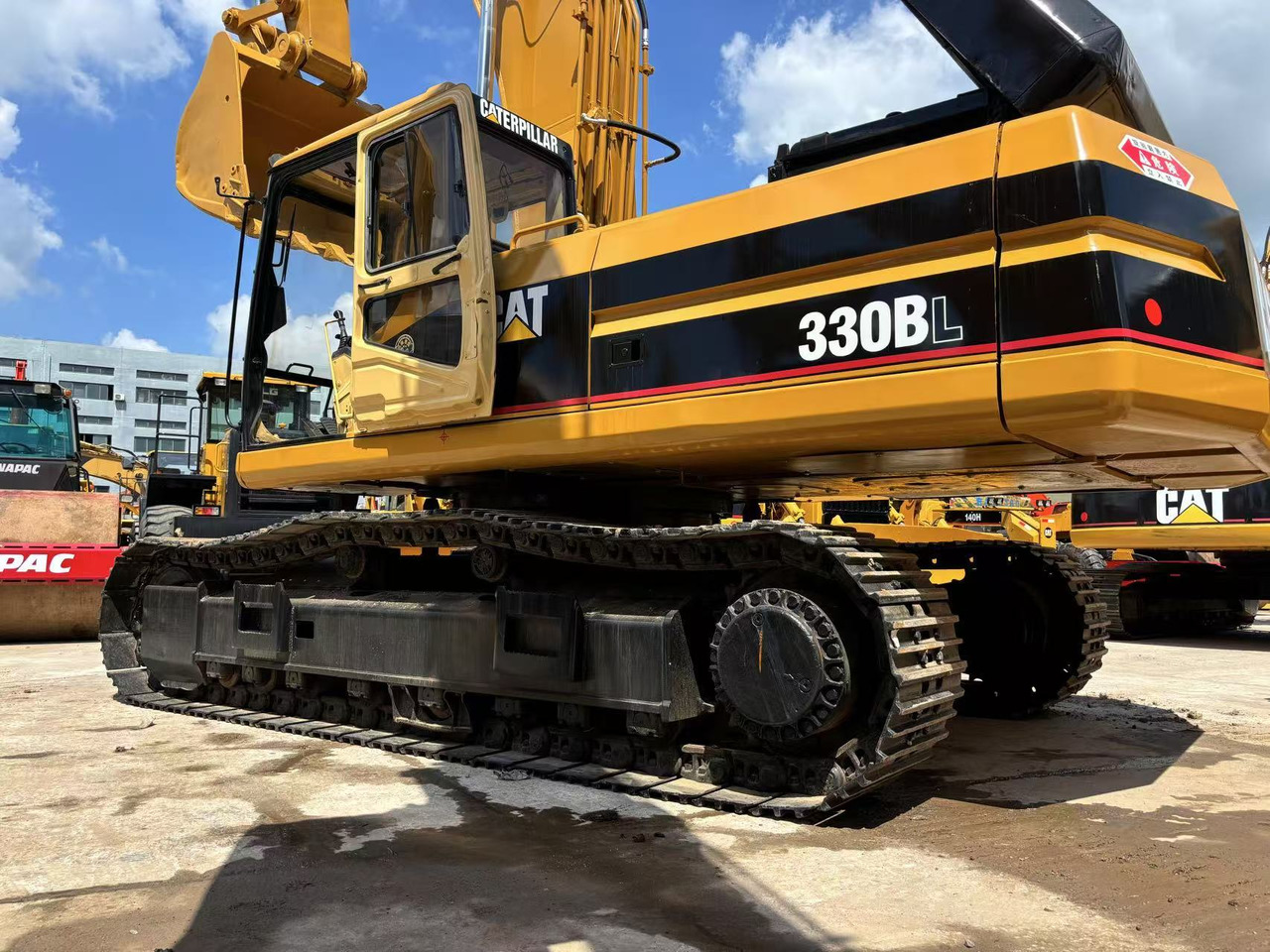 Caterpillar 330BL - Lánctalpas kotró: 1 kép. Caterpillar 330BL - Lánctalpas kotró: 1 kép.