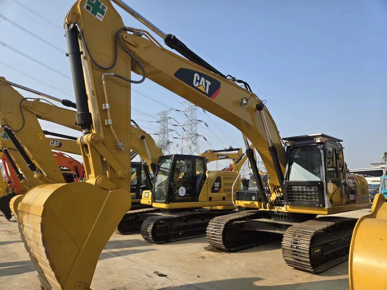 Lánctalpas kotró Caterpillar 330D2L: 9 kép.