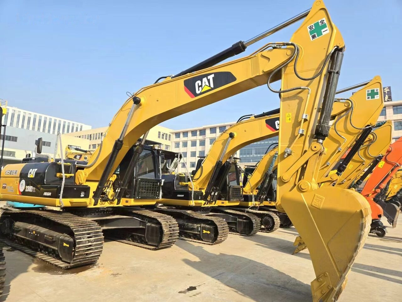 Lánctalpas kotró Caterpillar 330D2L: 10 kép.