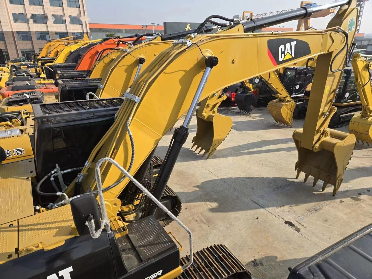 Lánctalpas kotró Caterpillar 330D2L: 12 kép.