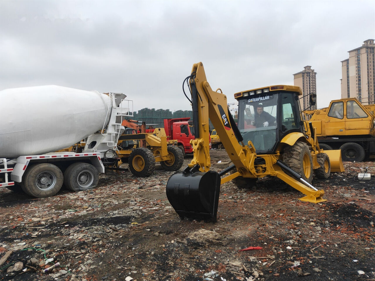 Caterpillar 416E - Kotrórakodó: 2 kép. Caterpillar 416E - Kotrórakodó: 2 kép.