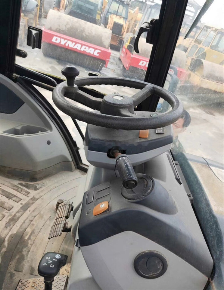 Caterpillar 416E - Kotrórakodó: 1 kép. Caterpillar 416E - Kotrórakodó: 1 kép.