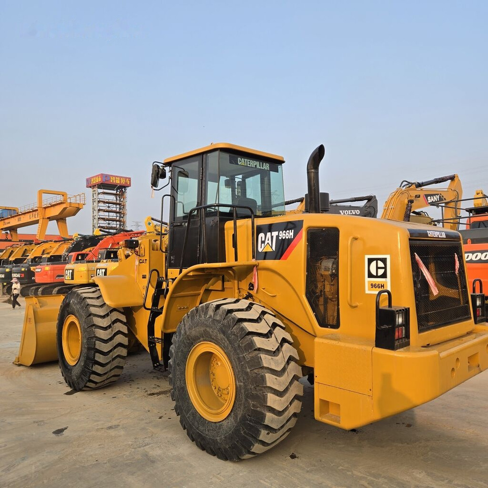 Caterpillar 966H - Gumikerekes homlokrakodó: 3 kép. Caterpillar 966H - Gumikerekes homlokrakodó: 3 kép.