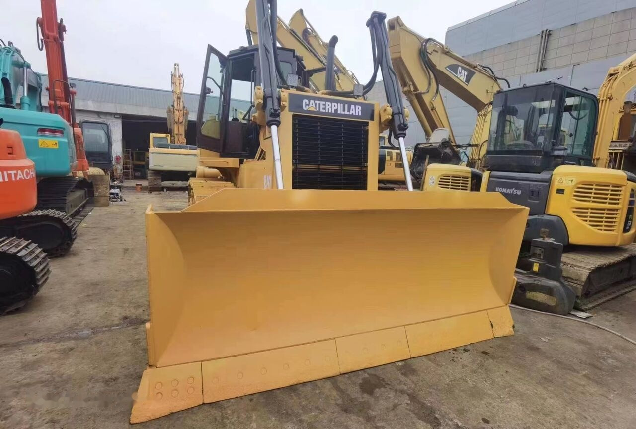 Caterpillar D6G - Buldózer: 2 kép. Caterpillar D6G - Buldózer: 2 kép.