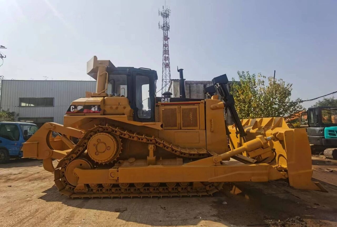 Caterpillar D8R - Buldózer: 1 kép. Caterpillar D8R - Buldózer: 1 kép.