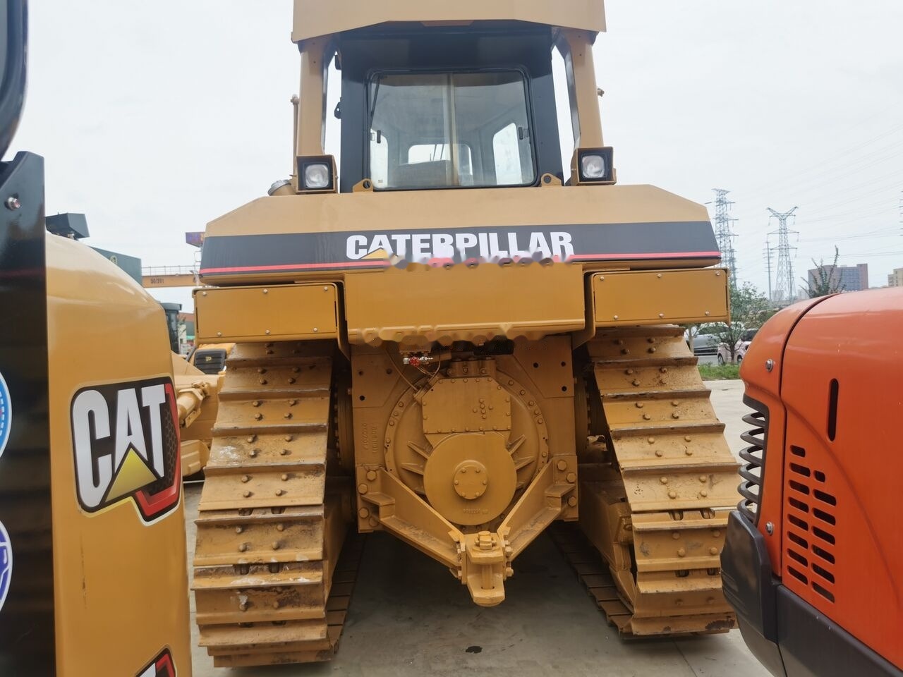 Caterpillar D8R - Buldózer: 3 kép. Caterpillar D8R - Buldózer: 3 kép.