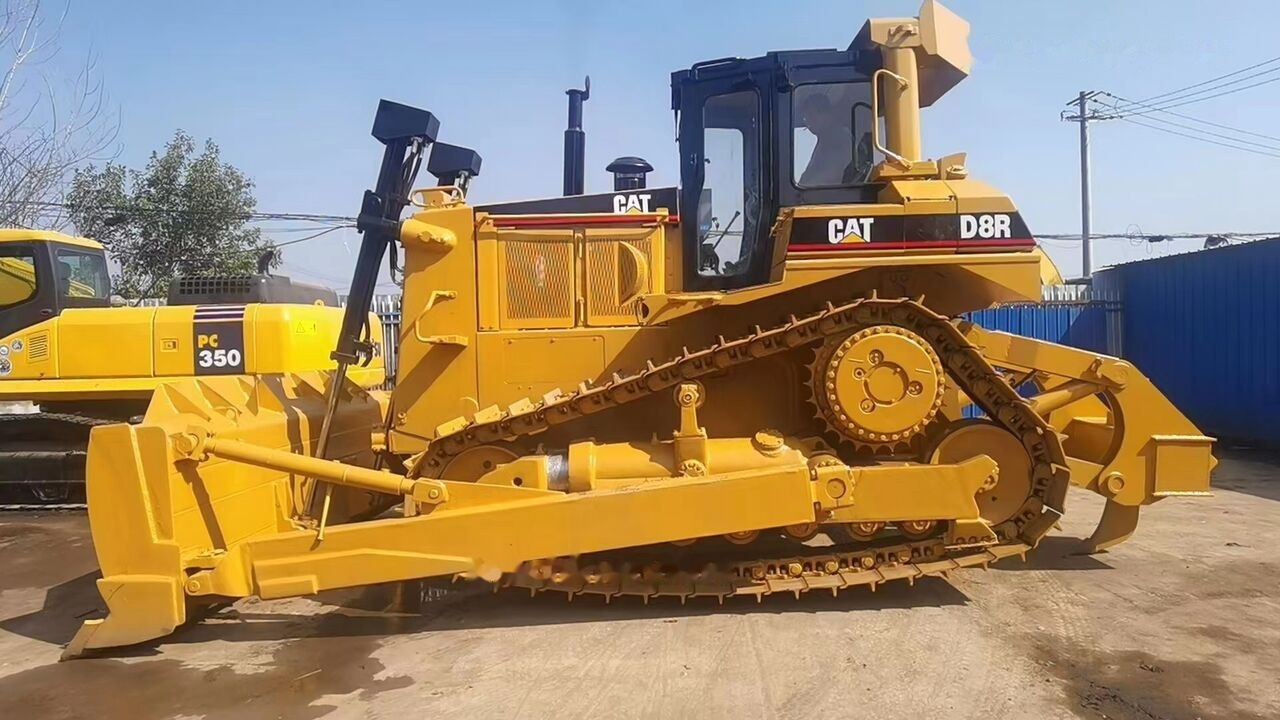 Caterpillar D8R - Buldózer: 2 kép. Caterpillar D8R - Buldózer: 2 kép.
