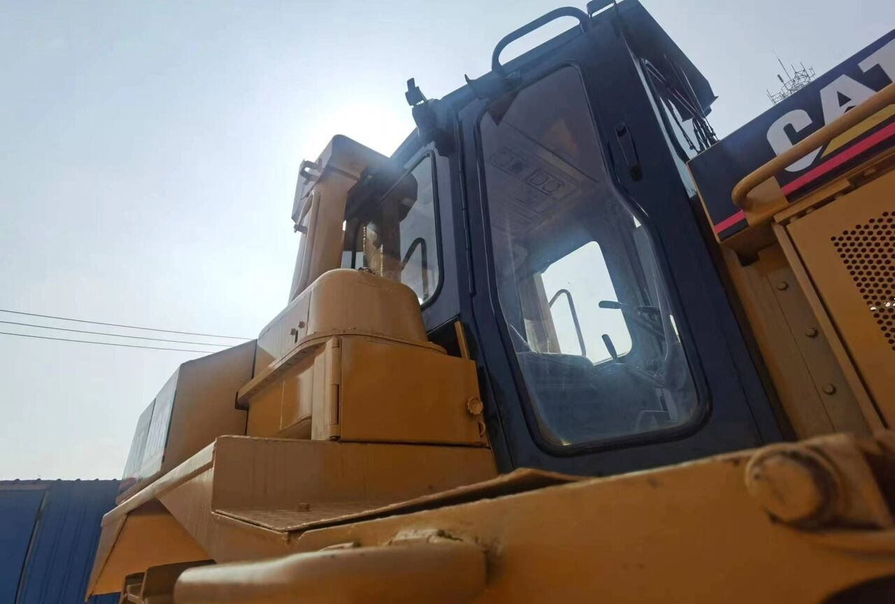 Caterpillar D8R - Buldózer: 3 kép. Caterpillar D8R - Buldózer: 3 kép.