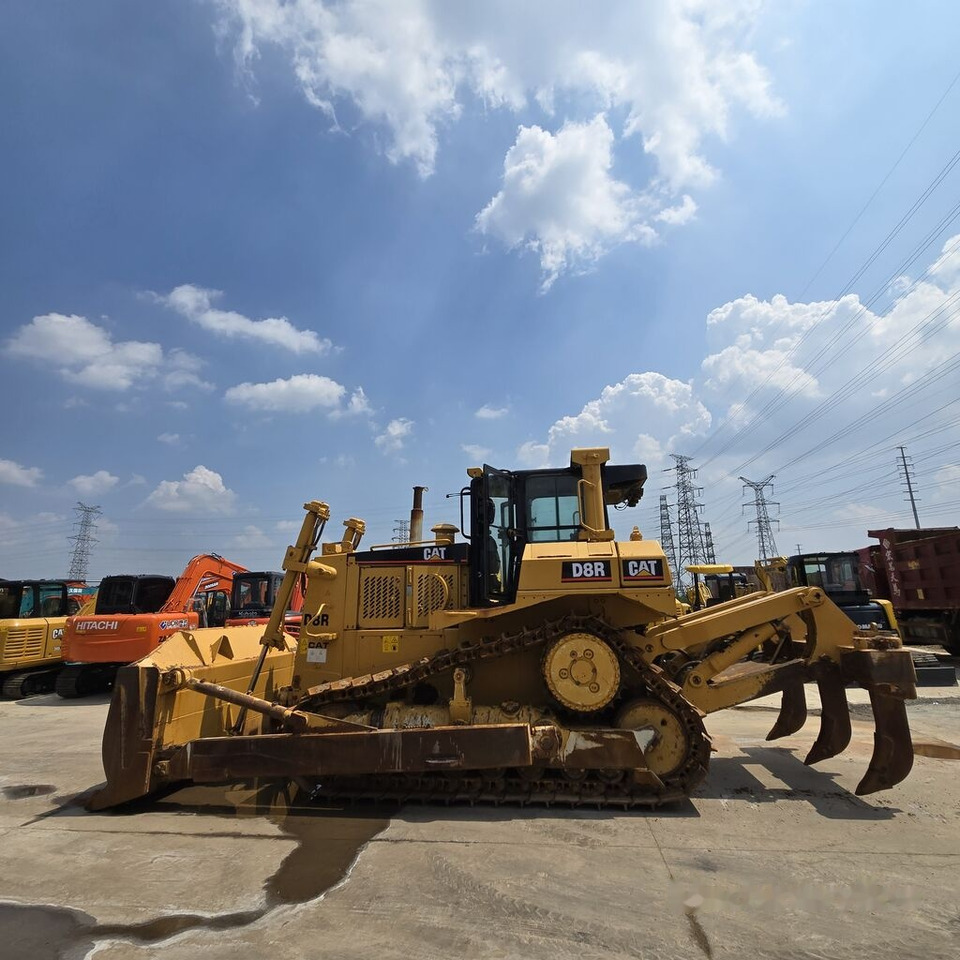 Caterpillar D8R - Buldózer: 1 kép. Caterpillar D8R - Buldózer: 1 kép.